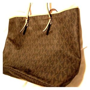 Like new Michael Kors Jumbo Jet set Used twice.